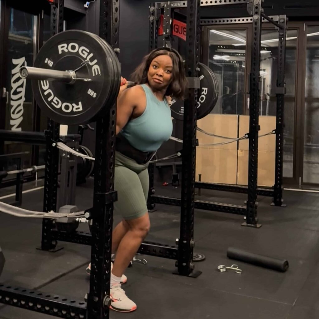 Woman unracking a barbell with Rogue plates at Convoy Gym IJburg. Woman unracking a barbell with Rogue plates at Convoy Gym IJburg.